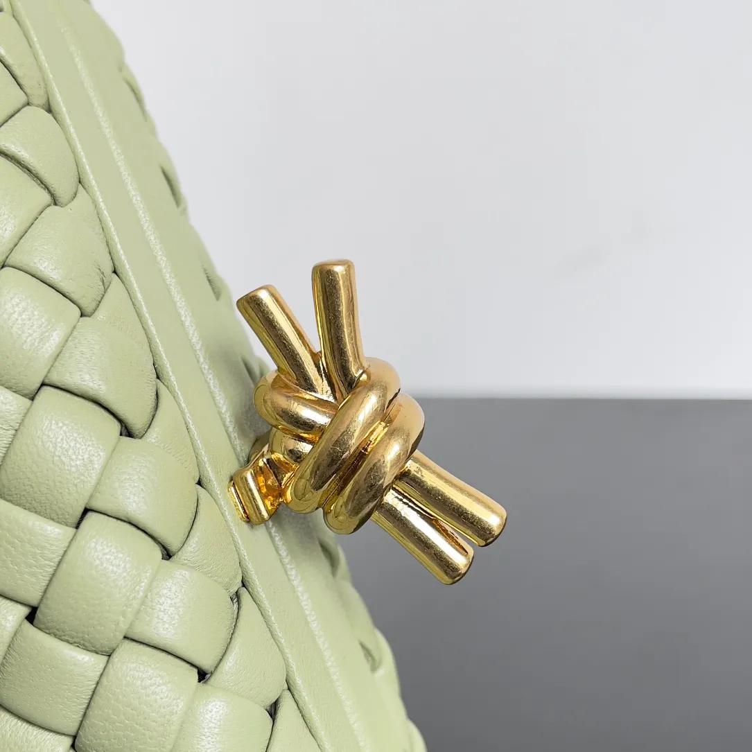 Batch 1860 BV Knot | The classic return of the evening bag. Original leather ➕ Stainless steel hardware ➕ 24k real gold plating ➕ Fully handmade. Those who know the history of our brand should have heard that the knot is a story of Bottega Veneta, and it is also one of the more important design elements. Matthieu Blazy's work this season sublimates Knot's classics, with a new knot design and a woven shoulder strap, plus Fouland Intreccio's weaving technology, adding some fashion to the retro and nostalgic feel of the past. Style number: 717622 Size: 20.5*6*12.5